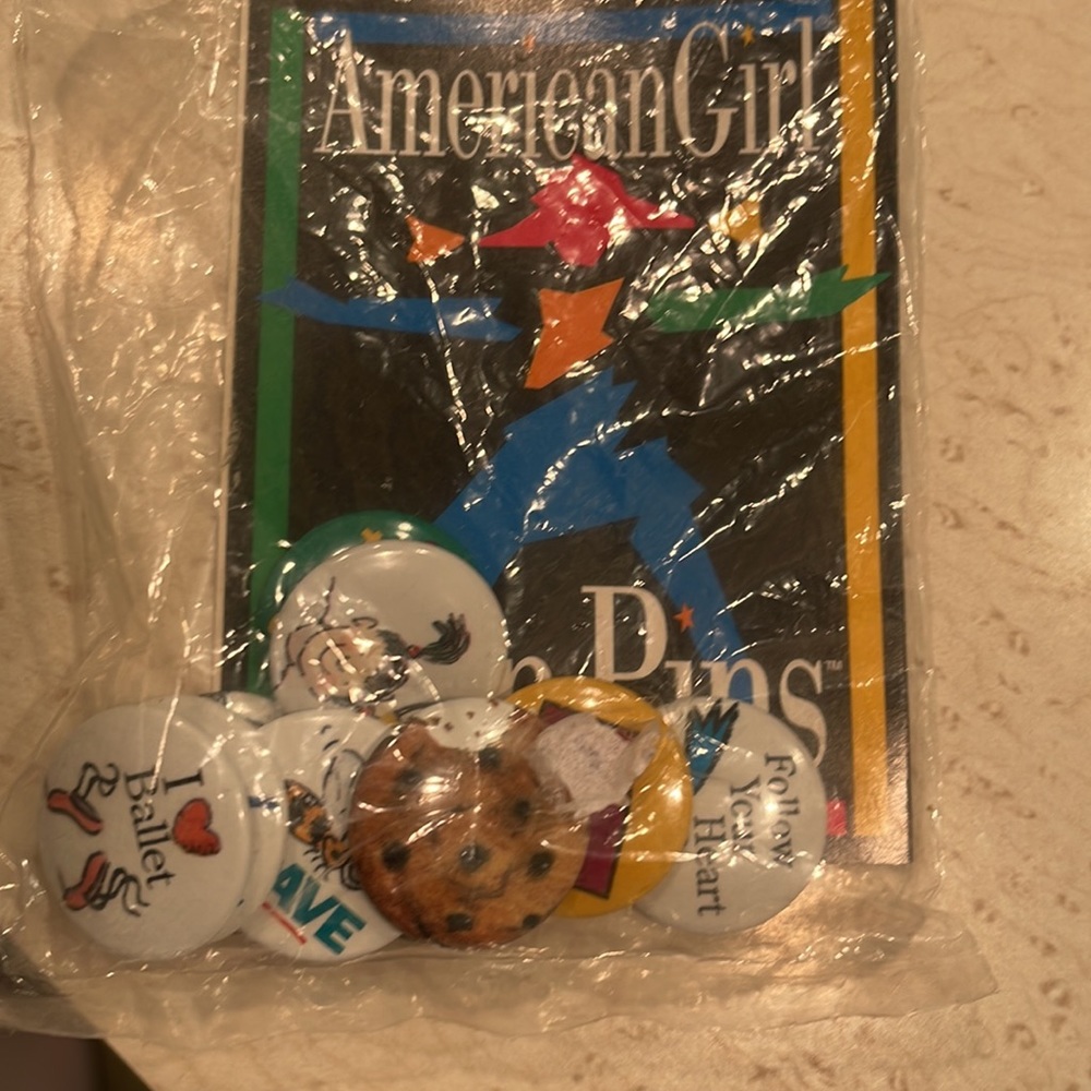 AMERICAN GIRL closed package different  10pins in each package